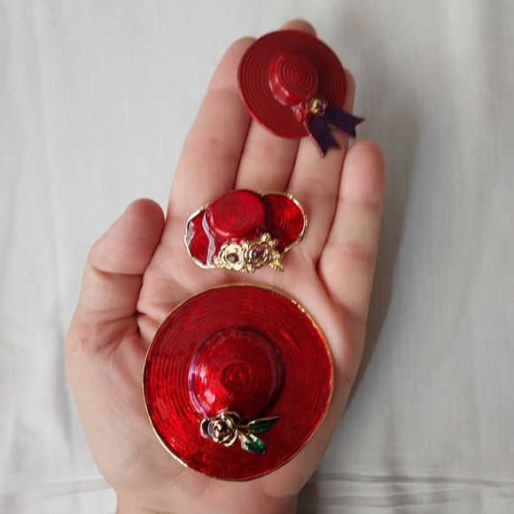 Red Hat Society brooch - Picture 2 of 3